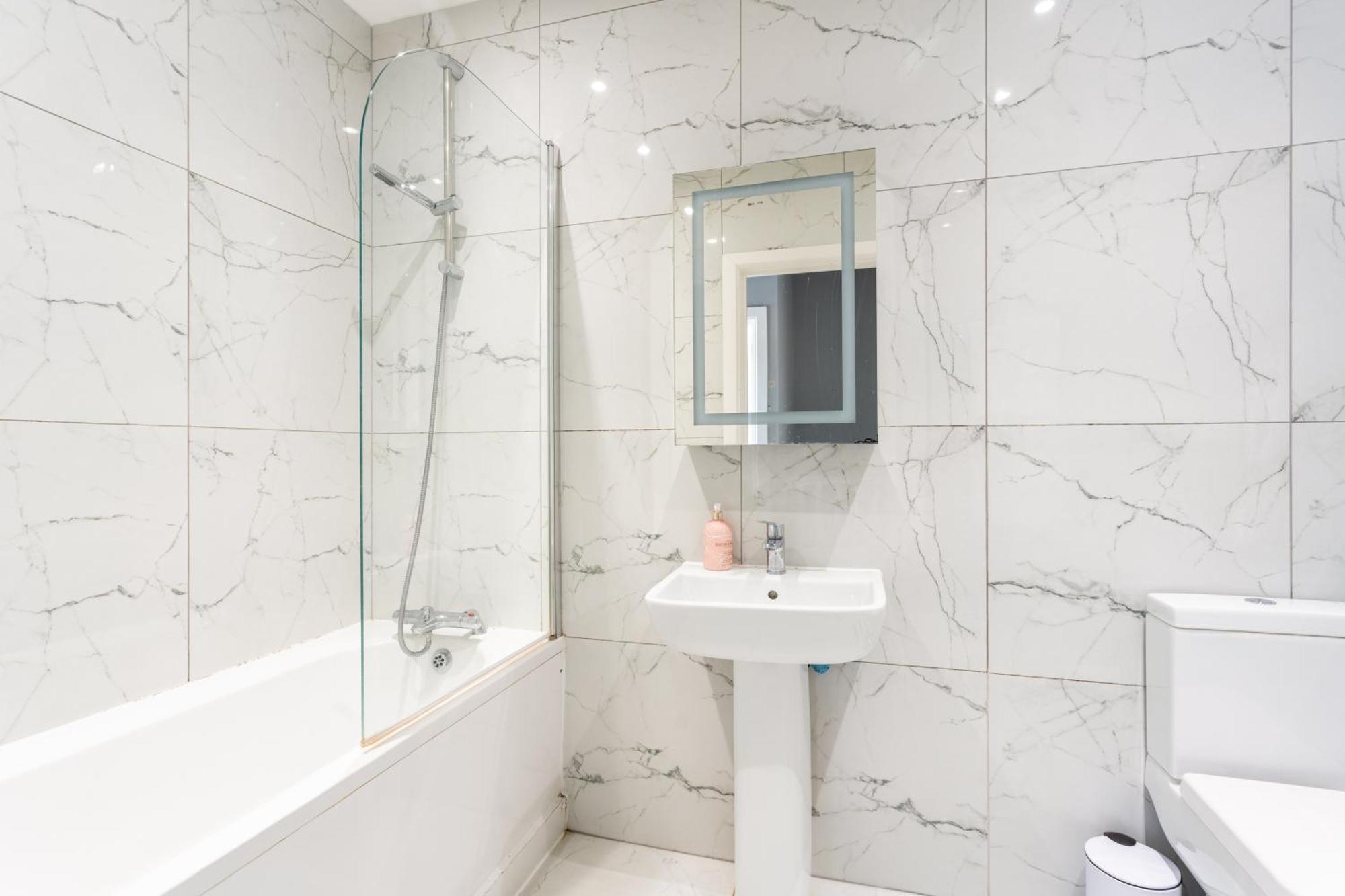 Modern Double Room With Shared Bathroom ลอนดอน ภายนอก รูปภาพ