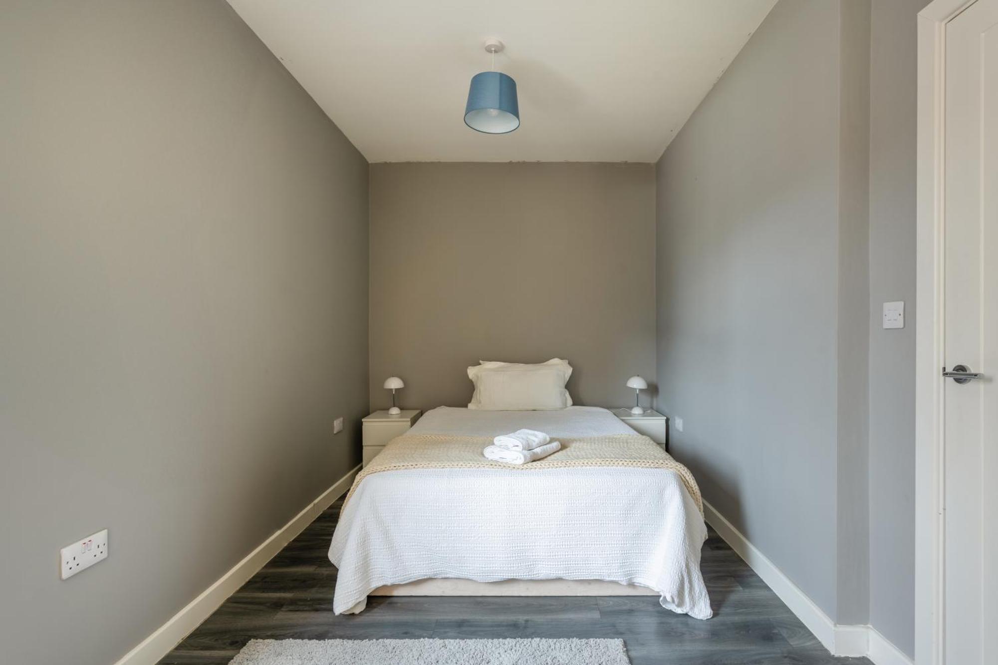 Modern Double Room With Shared Bathroom ลอนดอน ภายนอก รูปภาพ