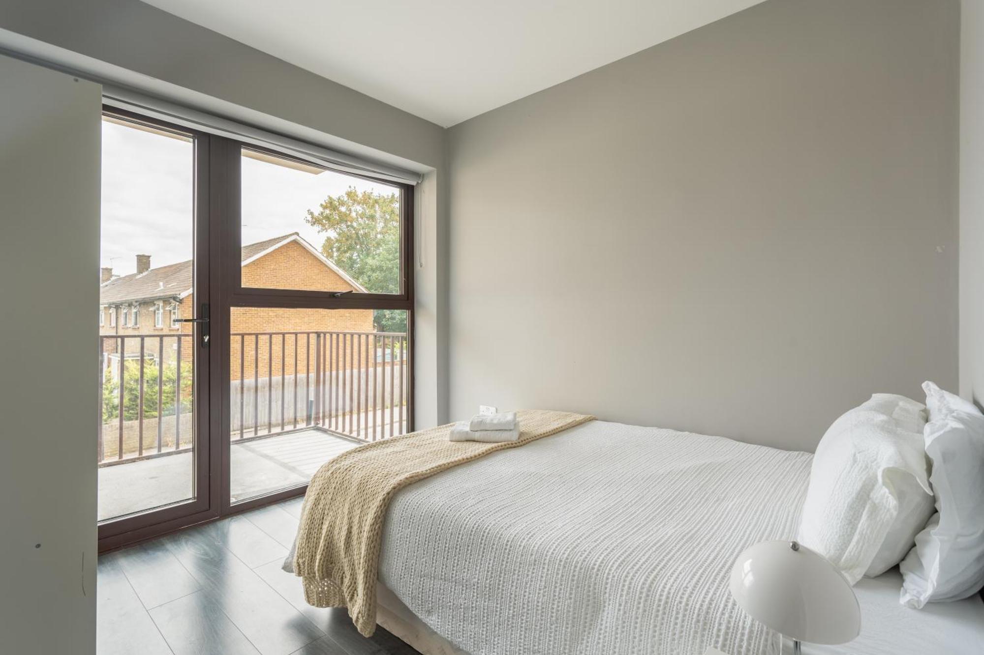 Modern Double Room With Shared Bathroom ลอนดอน ภายนอก รูปภาพ